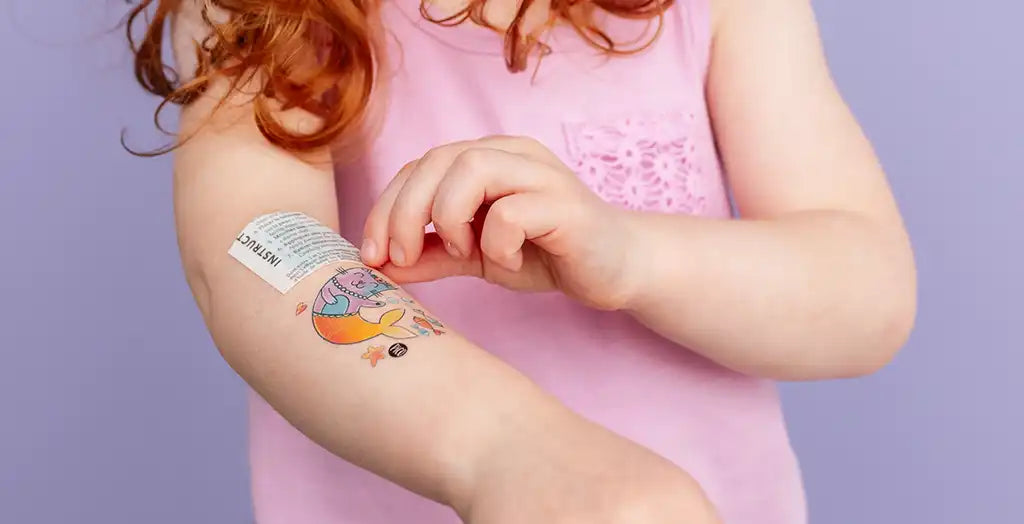 Comment appliquer, faire durer et retirer un tatouage temporaire