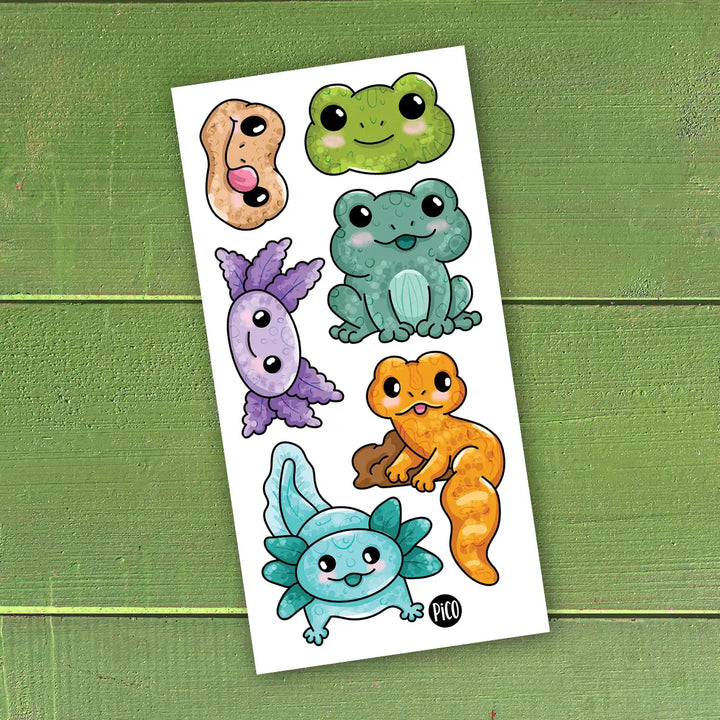 Tatouage temporaire pour enfant représentant un axolotl rose et une grenouille verte colorée / Temporary tattoo for children featuring a pink axolotl and a colorful green frog