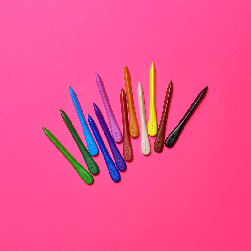 ensemble de 12 crayon de plastiques qui ressemble à des craysons de sire mais en plus performant. Créer par Maped vendu par PICO Tatoo. / set of 12 plastic pencils that look like sire pencils but more efficient. Created by Maped sold by PICO Tatoo