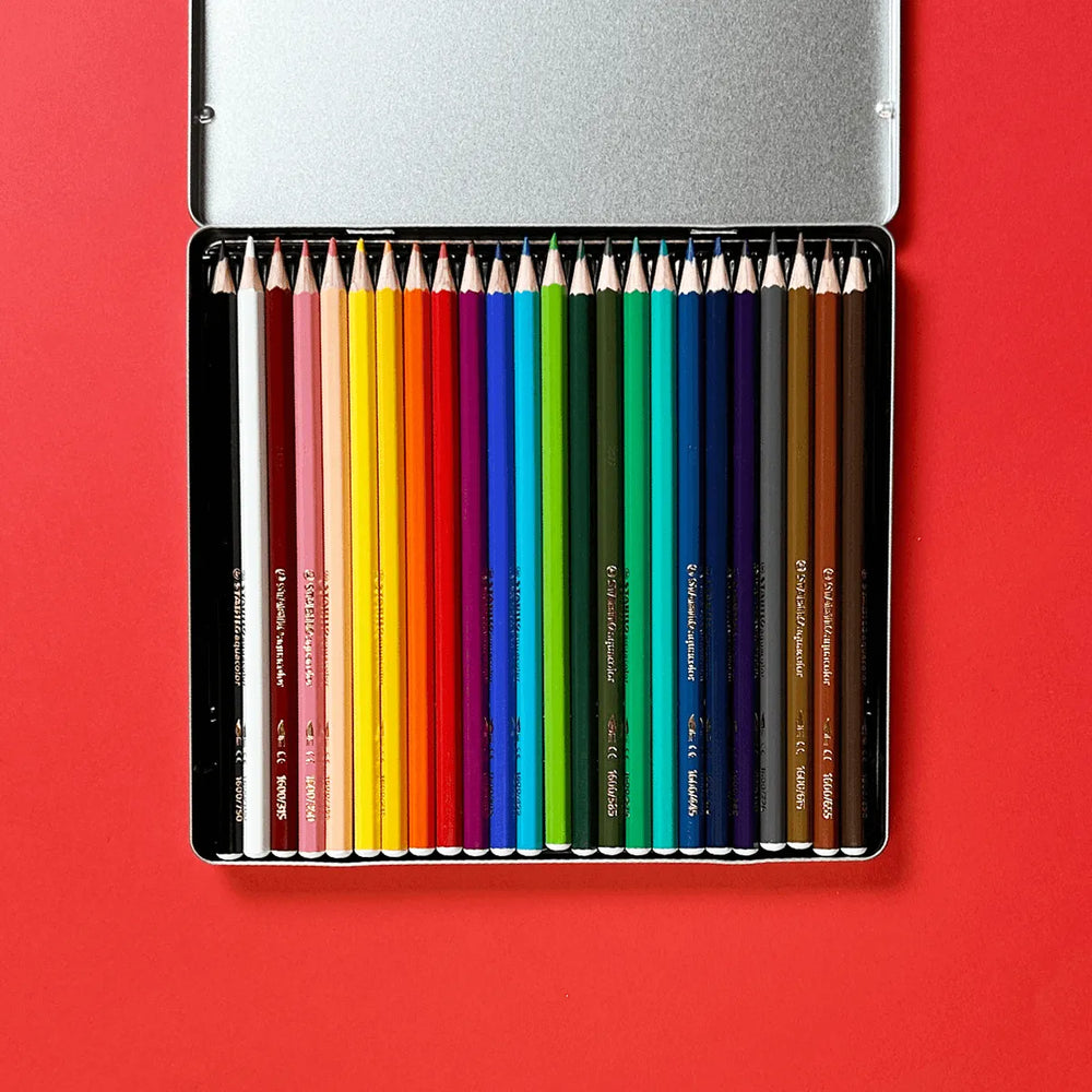 Crayon qui se transforme en aquarelle, emballage de 24 couleurs variés et vives. Offre une texte de crayon bois qui se transforme en aquarelle avec un peu d'eau. Offert sur la boutique en ligne de PICO tatouages temporaires. / Pencil that transforms into watercolor, packaging of 24 varied and vivid colors. Offers a wood pencil text that turns into watercolor with a little water. Offered on the PICO temporary tattoos online store.