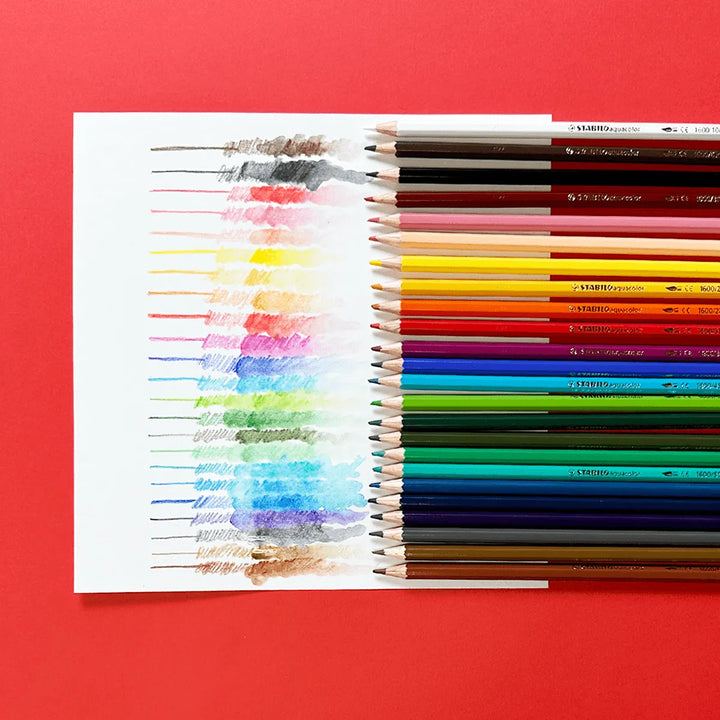 Crayon qui se transforme en aquarelle, emballage de 24 couleurs variés et vives. Offre une texte de crayon bois qui se transforme en aquarelle avec un peu d'eau. Offert sur la boutique en ligne de PICO tatouages temporaires. / Pencil that transforms into watercolor, packaging of 24 varied and vivid colors. Offers a wood pencil text that turns into watercolor with a little water. Offered on the PICO temporary tattoos online store.