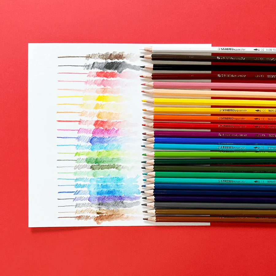 Crayon qui se transforme en aquarelle, emballage de 24 couleurs variés et vives. Offre une texte de crayon bois qui se transforme en aquarelle avec un peu d'eau. Offert sur la boutique en ligne de PICO tatouages temporaires. / Pencil that transforms into watercolor, packaging of 24 varied and vivid colors. Offers a wood pencil text that turns into watercolor with a little water. Offered on the PICO temporary tattoos online store.